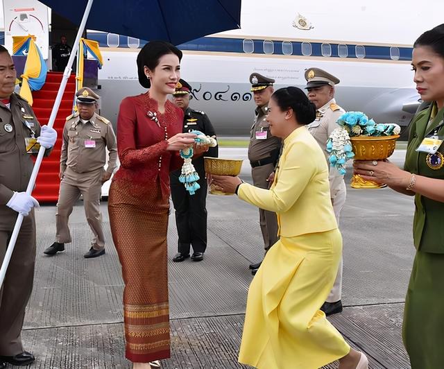 诗妮娜撑油纸伞坐马车极具中国风！如壁画美女，婀娜多姿迷倒泰王