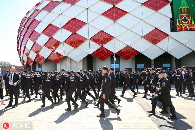 斯巴达克体育场出动大量警力护航冰阿大战 俄罗斯美女警察抢镜