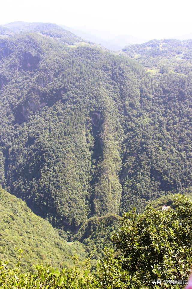 湖北巴东：巴人河天生情郎峰 女人谷地配美女洞