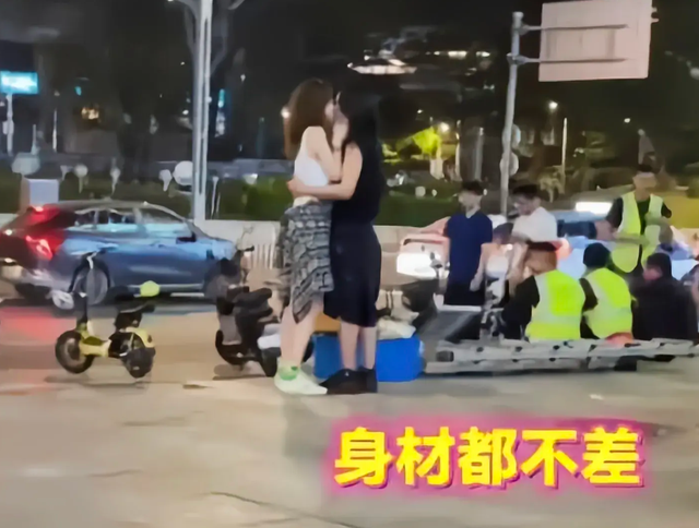 惊！深夜街头惊现！两美女当街“互啃”，颜值爆表，男人已失宠？