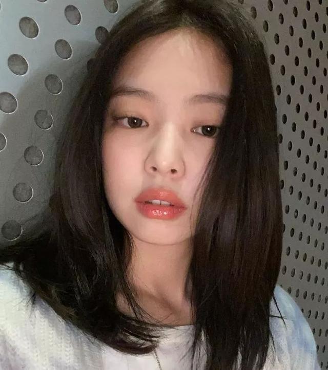 Jennie的“玻璃唇”才真性感，高级撩人，嘴巴干燥的赶紧get同款