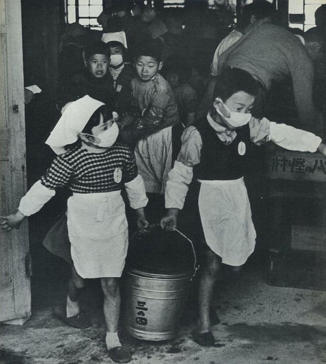 老照片：1950年代的日本，流行八头身美女，学生喝美国牛奶长大