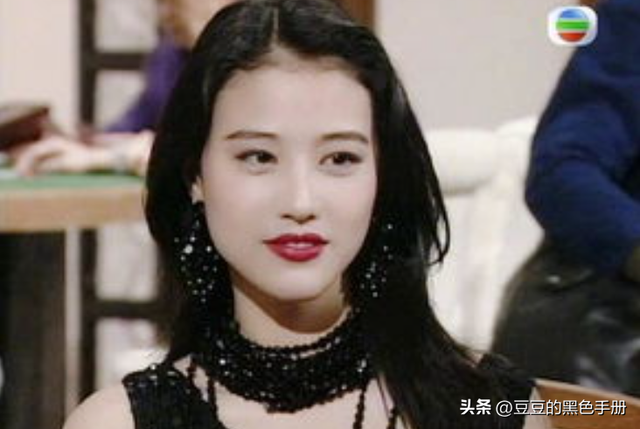 美女三分龅？看这9位女星，有人因一口牙毁所有，有人依旧美上天