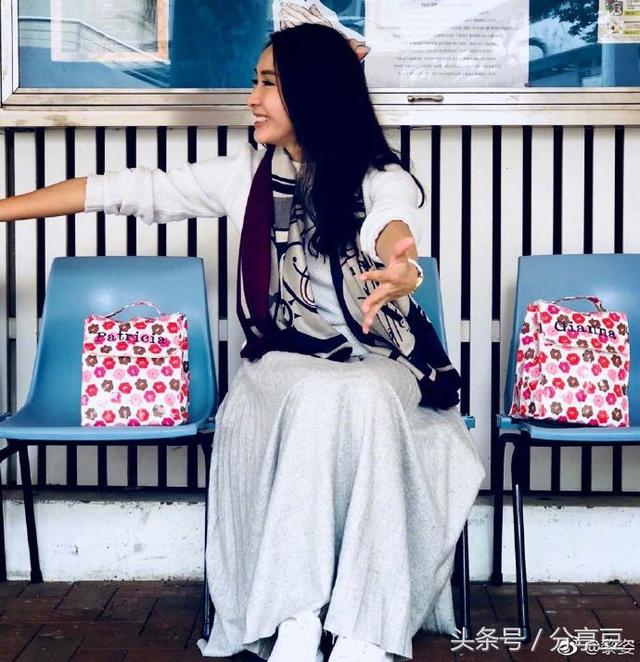 美女总裁黎姿忙里偷闲给女儿们送饭 46岁驻颜有术事业家庭双丰收