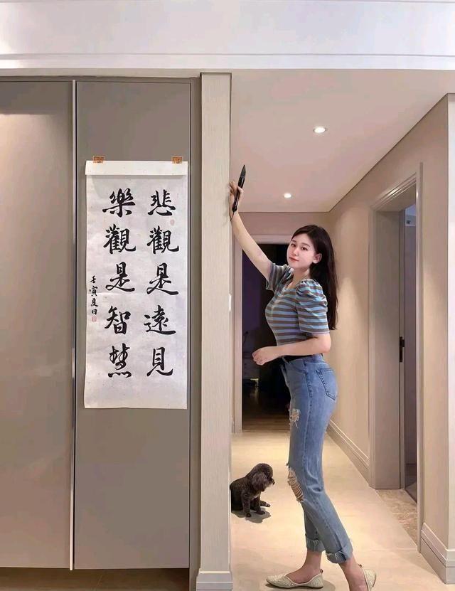 美女爱书法！身材高挑，长相俊俏的她尤擅书法，俊美不输其颜值