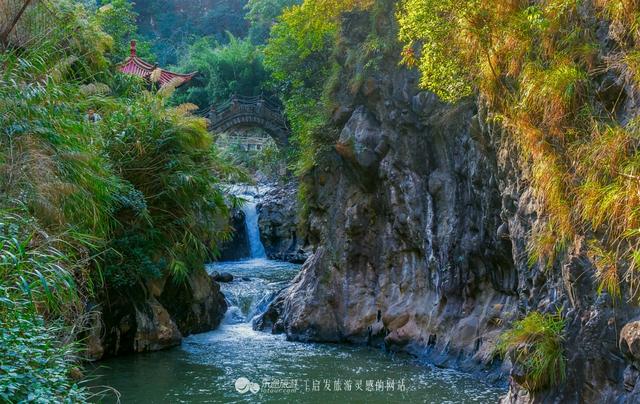 腾冲有个温泉叫美女池，冬季里人们扎堆前去泡澡