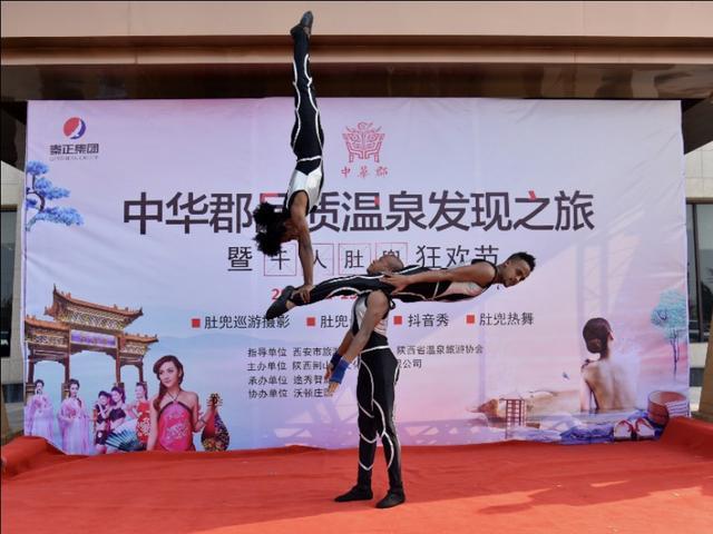 当红酒遇见温泉 肚兜浴女秀色可餐