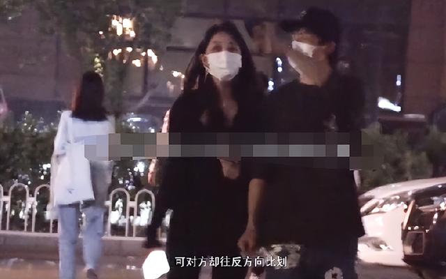 韩东君携美女出行被拍，两人吃饭按摩好惬意，女方身材火辣似嫩模