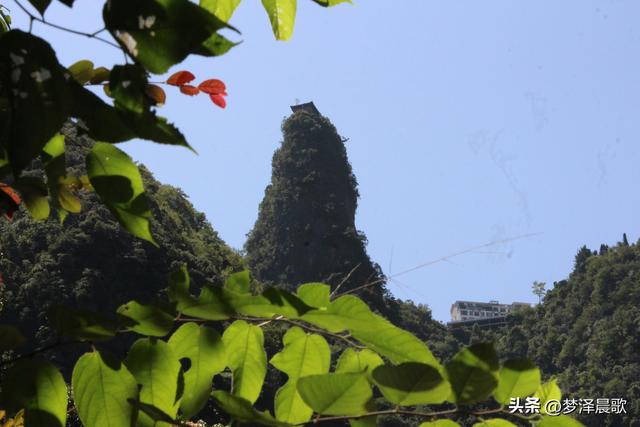 湖北巴东：巴人河天生情郎峰 女人谷地配美女洞