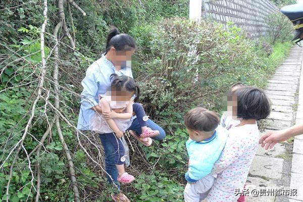 心真大！娃娃高速边嬉戏，女子自己在旁边采野果