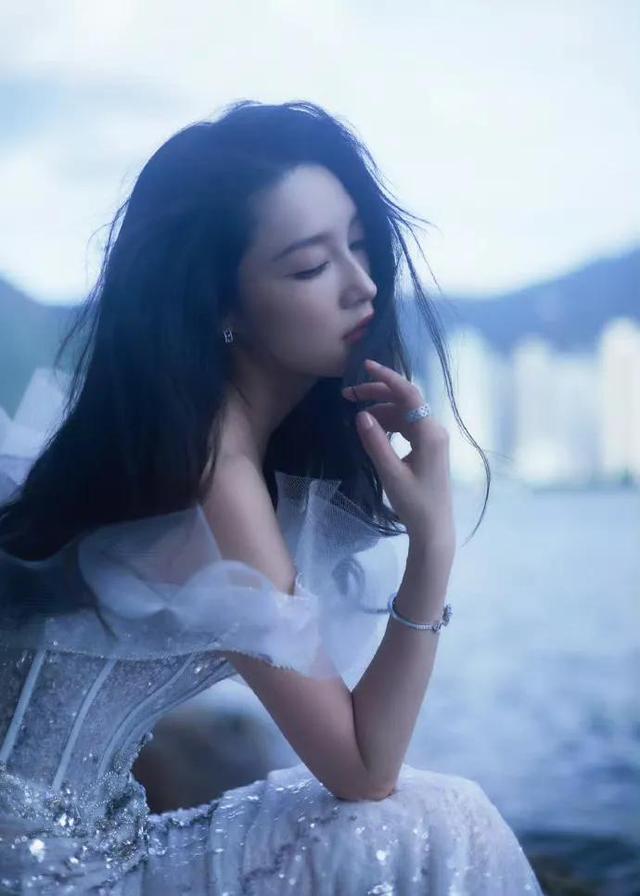 性感美女李沁，美女鱼造型时尚大片，性感优雅大气，也太美了吧