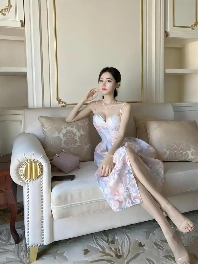 身材高挑 颜值出众 性感漂亮的美女日常美图分享