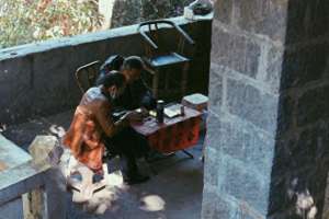 美女被邻居家装修民工_农民工经过出租屋，被女邻居拉进屋里，1小时后女孩给他一个袋子