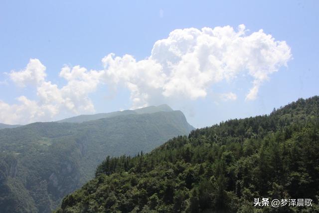 湖北巴东：巴人河天生情郎峰 女人谷地配美女洞