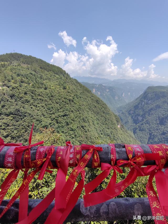 湖北巴东：巴人河天生情郎峰 女人谷地配美女洞