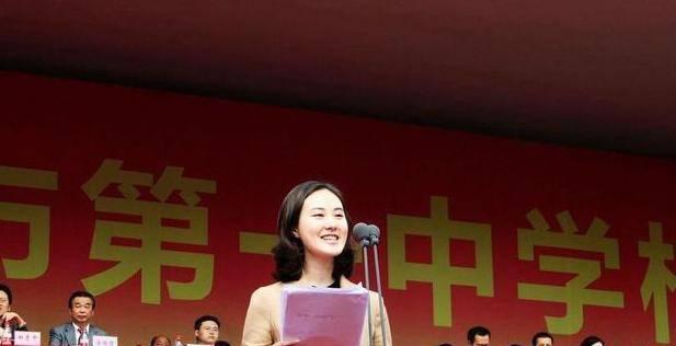 重庆高考女神惊艳央视，39岁单身成焦点，网友：美貌与智慧并存