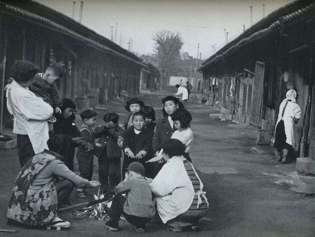 老照片：1950年代的日本，流行八头身美女，学生喝美国牛奶长大