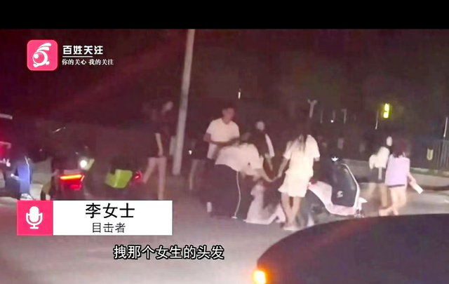 突发，福州街头多人围殴一女孩扒其衣裤，女孩上身赤裸