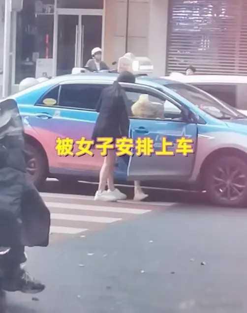 湖南：女子装醉搭讪憨厚男，来回扭动身体，哀求充当一日男友