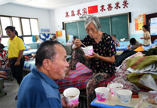 女同事搭我车回家过五一，因堵车尿急，最终选择车上解决，尴尬了