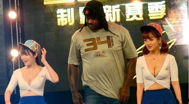 NBA球星遇到中国美女球迷：奥尼尔没有把持住，麦迪罕见低头娇羞