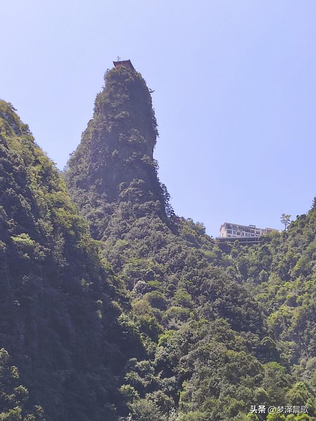 湖北巴东：巴人河天生情郎峰 女人谷地配美女洞