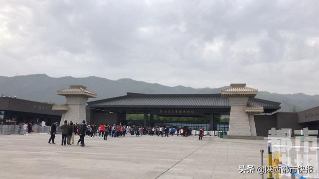 武警战士驻守兵马俑景区 女友悄悄赶来“约会” 抱一抱竟成一种奢望