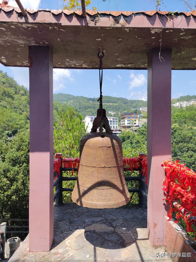 湖北巴东：巴人河天生情郎峰 女人谷地配美女洞