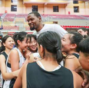 麦迪和美女_NBA球星遇到中国美女球迷：奥尼尔没有把持住，麦迪罕见低头娇羞