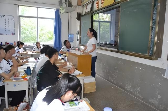 情感与高冷女主管一起出差，陪她度过五一假期，她却赖上我