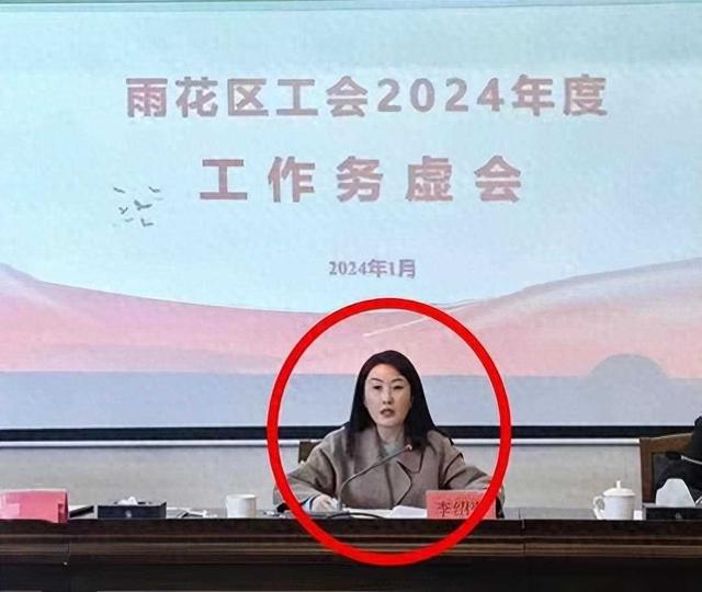 聊天曝光！44岁美女干部情话激烈，照片曝光令人赞叹，身份被揭