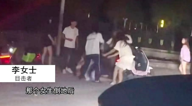 突发，福州街头多人围殴一女孩扒其衣裤，女孩上身赤裸