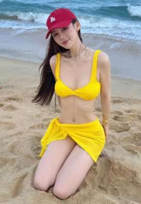 美女沙滩小_25岁性感美女在海边沙滩上拍的写真照