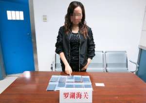 美女冲关胸罩脱落_三名香港女子内衣贴身藏匿40部苹果手机 企图“闯关” 被查