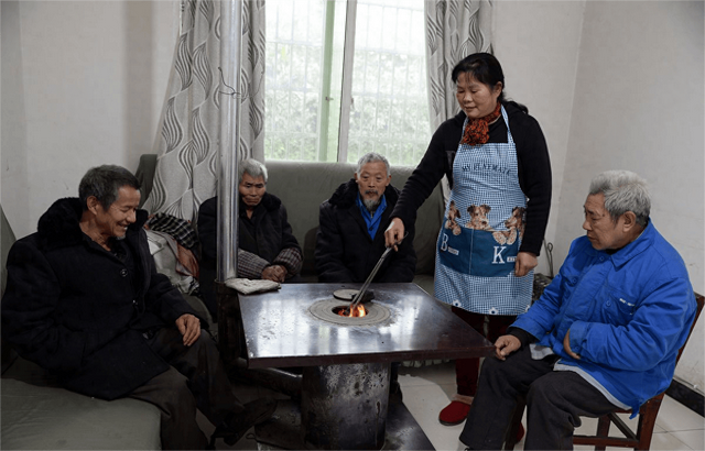 少女竟被大叔带到酒店，美女主动脱去衣服，献身五十岁的老男人!