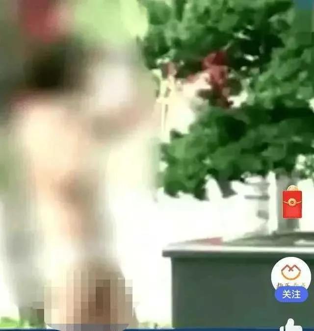 女子为挽留男友大街当众脱光，太冲动