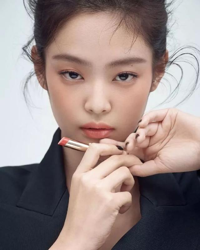 Jennie的“玻璃唇”才真性感，高级撩人，嘴巴干燥的赶紧get同款