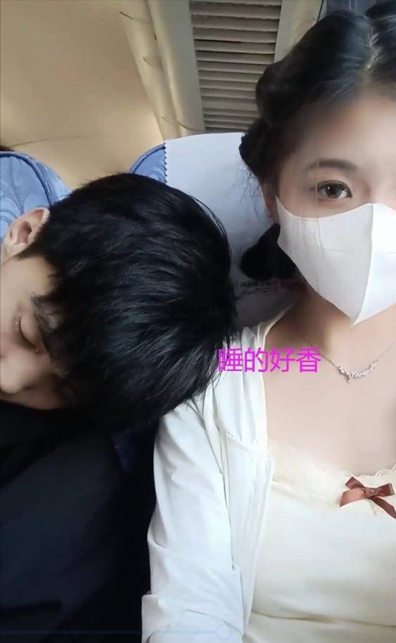 长得帅就是好！男子坐高铁靠女生肩膀睡觉，女生：好可爱，不介意