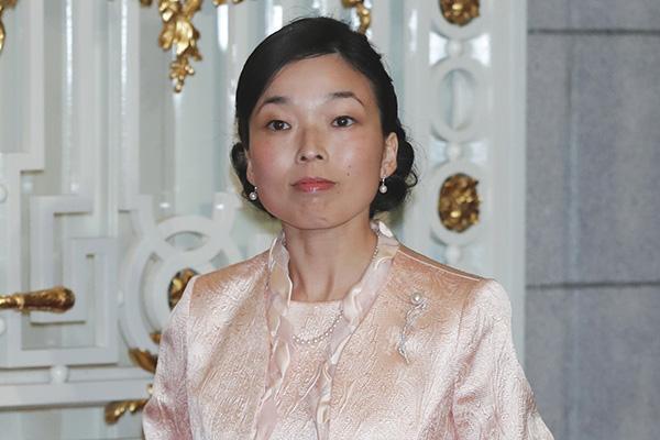 日本最年长女王亮相，坐姿笔挺娇小，牛津大学博士40岁仍单身未嫁