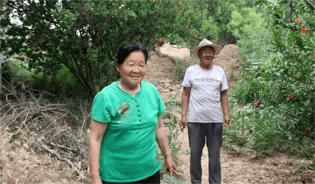 少女竟被大叔带到酒店，美女主动脱去衣服，献身五十岁的老男人!