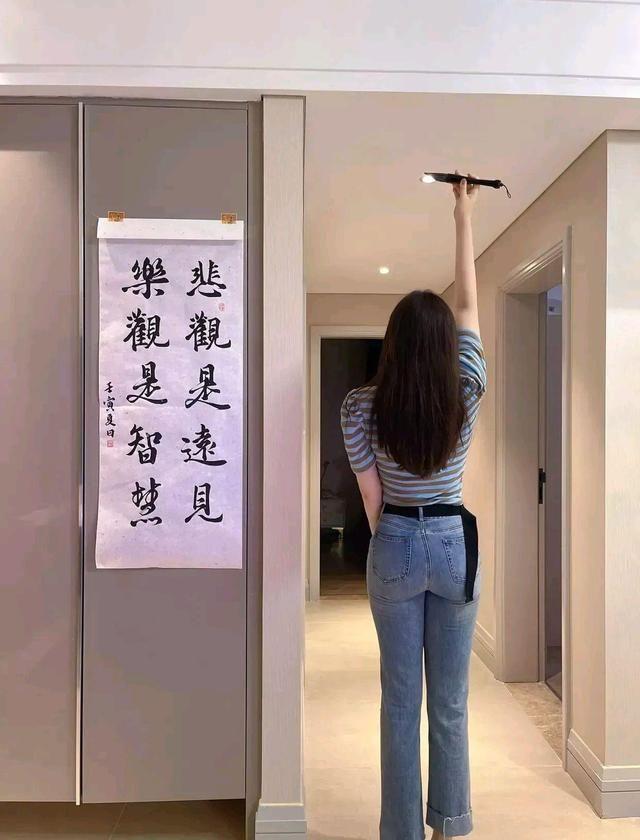 美女爱书法！身材高挑，长相俊俏的她尤擅书法，俊美不输其颜值