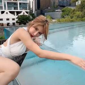 美女图片H图_H杯 台湾女网红辛尤里泳池魅惑写真