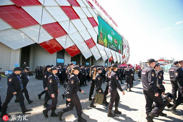 斯巴达克体育场出动大量警力护航冰阿大战 俄罗斯美女警察抢镜