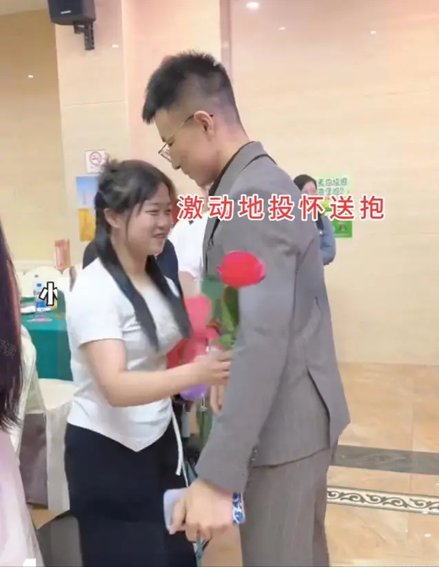 广东相亲会，帅气男子相亲看中最胖女孩，旁边美女酸了