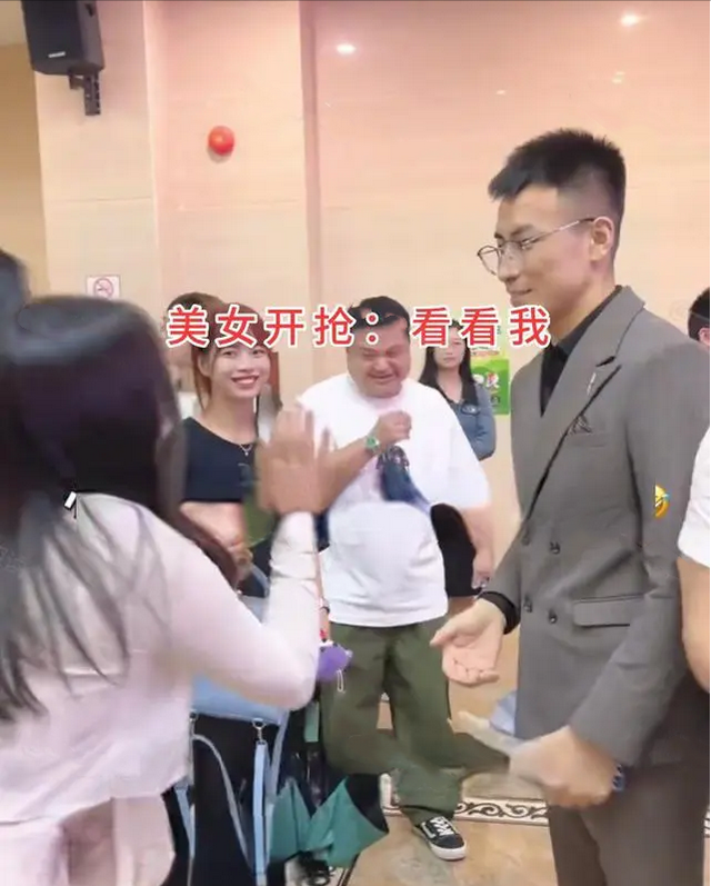 广东相亲会，帅气男子相亲看中最胖女孩，旁边美女酸了