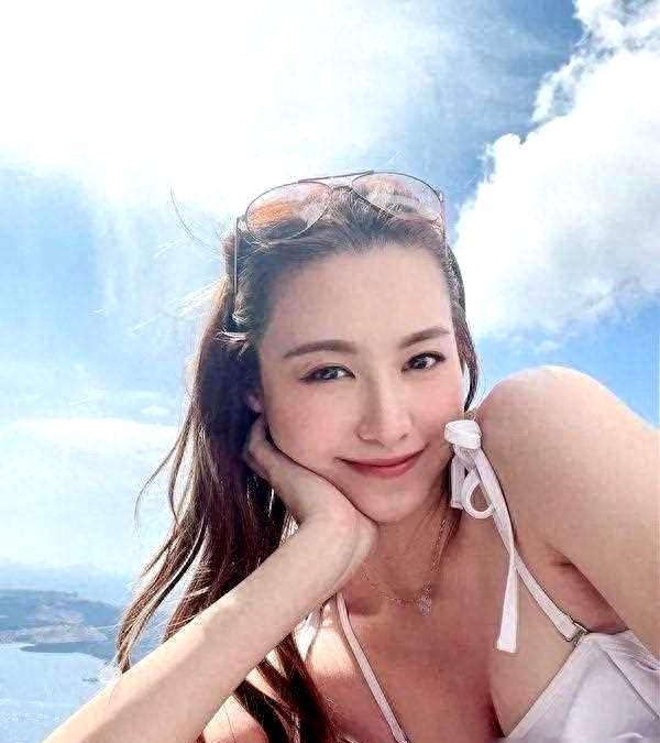 又一TVB艺人离巢？这个大美女去当空姐了