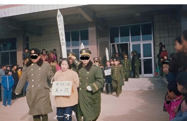 1995年，苏小敏被押往刑场的场景映入眼帘。她双手被反绑，腿