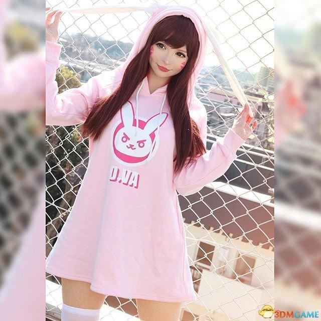 美女Cos《守望先锋》D.Va 穿黑衣露出白嫩胸部