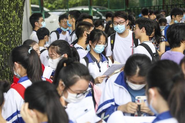 2011年高中生野外两次性侵女同学自身无能失败 孤注一掷砸死她父亲