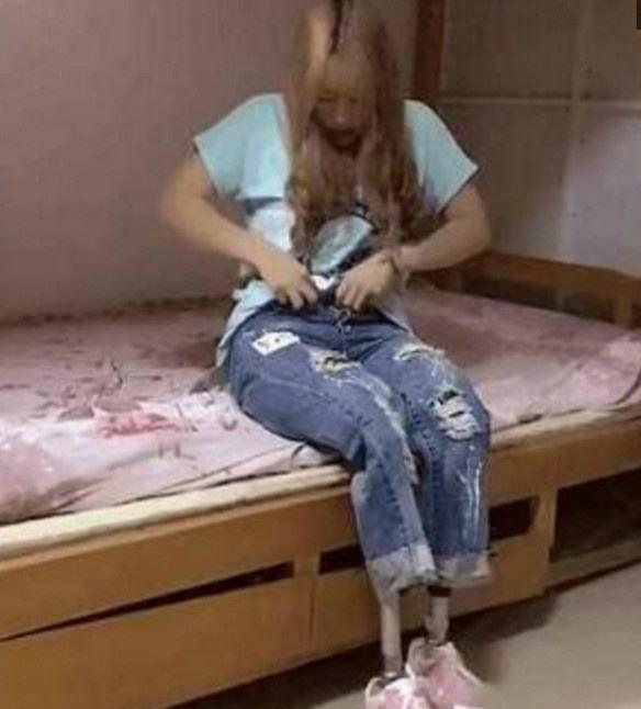 女孩直播脱裤子被指低俗，当她脱下裤子的那一幕，众人都看沉默了